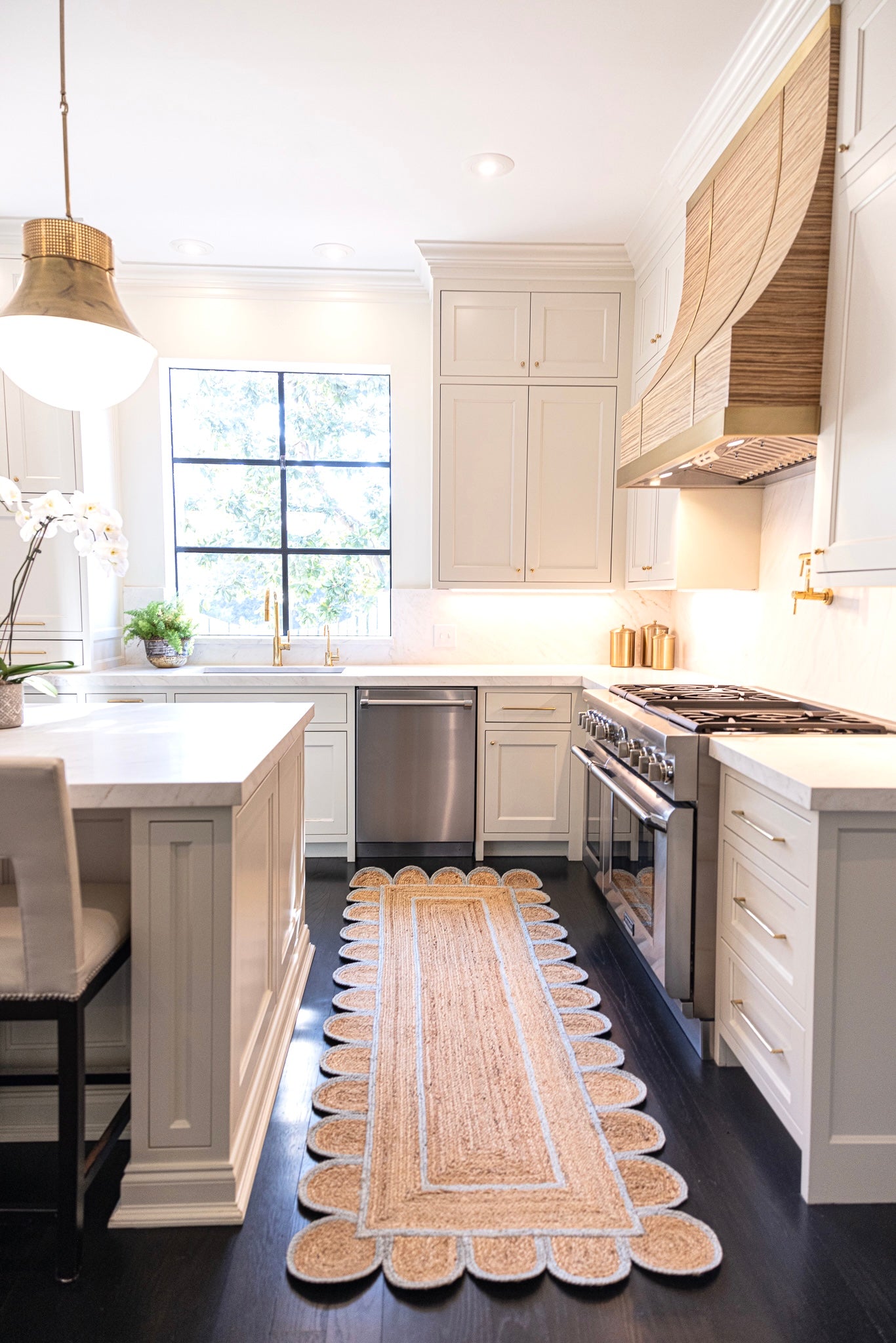 Handwoven jute and wool rug with natural field, sea blue scalloped border, and protective cotton backing – Sea Blue Scalloped Edge Rug by Locust Lane Rugs