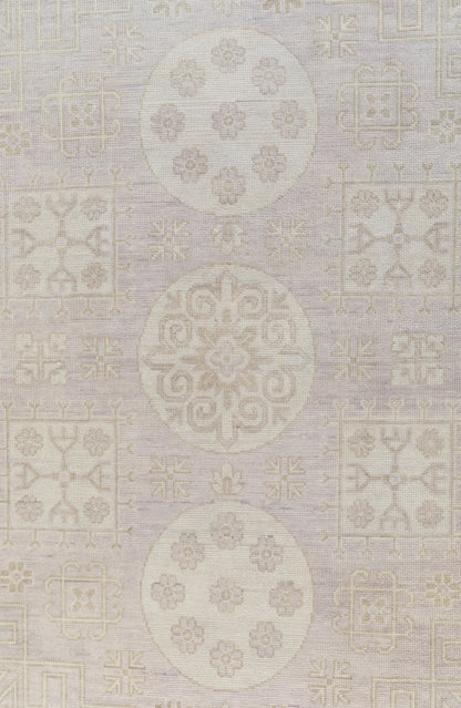 Decorative tile pattern with geometric shapes on a light gray background